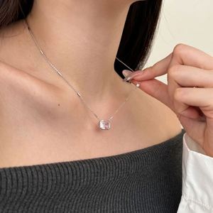 Collar con Colgante de Plata S925 con Circonita Cúbica de 4ct 8A, Corte Crushed Iced Out, Diseño Simple de Dylam High Jewelry Factory - Product Image 3