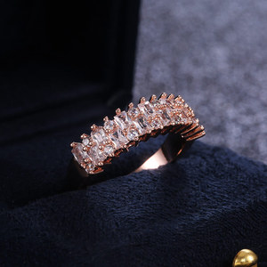 Anello geometrico irregolare da donna con design intarsiato scintillante, elegante gioiello alla moda - Product Image 6
