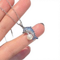 Collier Pendentif Dauphin Bleu Mignon Symbole Liberté Sagesse, Perle d'Eau Douce Naturelle de Haute Qualité 6-7mm, Plaqué Rhodium, Cadeau