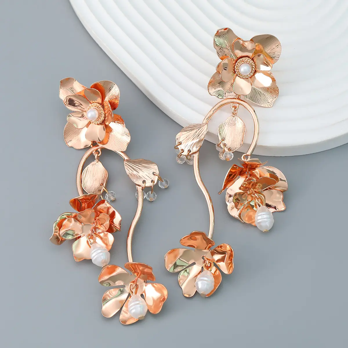 2023 Frühling New Flower Alloy Inlaid Pearl Fashion Übertreiben Metall Großhandel Ohr stecker für Frauen