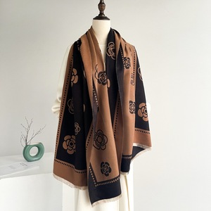 Bufanda Jacquard Versión Coreana para Mujer, Chal Largo de Invierno con Diseño de Flor de Cuatro Hojas, Flecos Cortos, Lujosa, para Todas las Estaciones, Cálida, de Poliéster - Product Image 3