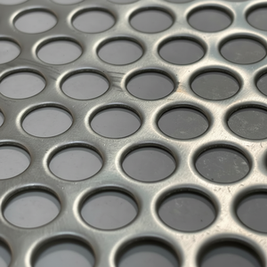 Filet de poinçonnage en treillis métallique perforé en fer galvanisé SS304L et 316L d'usine pour la protection des bâtiments coupe et pliage pour une utilisation en extérieur - Product Image 1