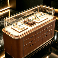 Luxuriöse Gebogene Glas-Uhrenvitrine, LED-Beleuchtung, Mehrere Aufbewahrungsschubladen, Anpassbar, für Hochwertige Juweliergeschäft-Präsentation
