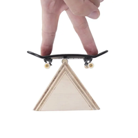 Rampe de planche à roulettes de petit doigt d'obstacle de triangle en bois personnalisé pour le jeu de table de touche