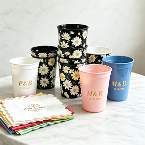Gobelets givrés personnalisés en PP noir de 20 oz, gobelets en plastique réutilisables de 16 oz avec impression de blason pour événements et fêtes d'anniversaire avec serviette - Product Image 1