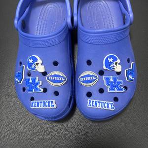 Breloques de chaussures en PVC populaires et haut de gamme pour la série de football NCAA, vente en gros, accessoires de chaussures DIY pour les fans de l'équipe de rugby américaine du Kentucky - Product Image 2