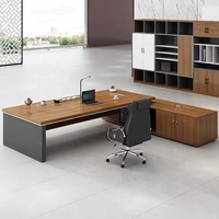 Bureau de direction en forme de L avec ports d'alimentation intégrés, prise escamotable, chêne clair, blanc, table de bureau moderne pour PDG