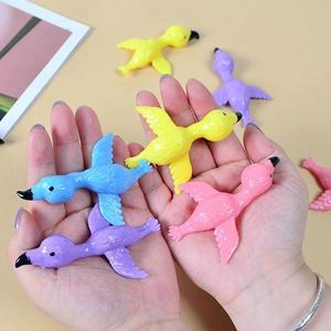 Lance-poulets Flamingo en TPR – Jouets amusants et extensibles pour le jeu, les fêtes, les cadeaux et les sacs surprises - Product Image 6