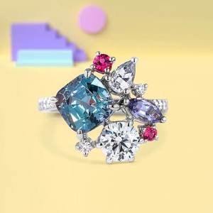 Anello da Cocktail Q518 con Fiore in Oro Bianco, Moissanite Taglio Brillante Rotondo, Montatura a Griffe, Anello di Fidanzamento da Donna - Product Image 1