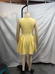 SHENZHU 2026 Nuovo Abito Primaverile da Donna Elegante <span class=keywords><strong>e</strong></span> alla <span class=keywords><strong>Moda</strong></span>, Vestibilità Slim, Dolce, con Pieghe <span class=keywords><strong>e</strong></span> Perline, Senza Maniche, Scollo a V 10031 - Product Image 3