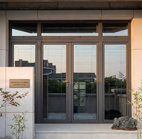 Porte extérieure moderne au design minimaliste avec grille en aluminium et verre dépoli pour la protection de l'intimité, battante à charnières, surface finie
