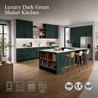 Meuble de cuisine modulaire vert foncé en acier inoxydable style Shaker, îlot moderne avec comptoir en marbre, évier, robinet et étagères ouvertes – Mobilier B2B