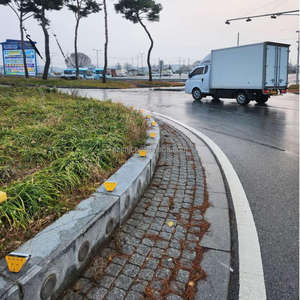 Feu d'avertissement de circulation à LED solaire délinéateur de garde-corps trapézoïdal pour barrière d'autoroute - Product Image 4