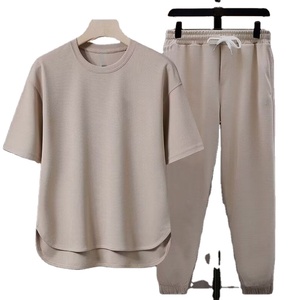Completo Due Pezzi da Uomo Estivo con Logo Personalizzato OEM Ricamato o Stampato, T-shirt a Maniche Corte e Pantaloni Ampi a Tinta Unita - Product Image 1