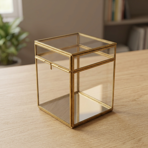 Caja de Almacenamiento de Joyas de Vidrio con Marco Dorado y Tapa con Bisagras para Organizar Accesorios - Product Image 1