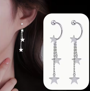 Une paire de pendentifs en forme de petite étoile en acier inoxydable avec motifs avant et arrière, boucles d'oreilles hypoallergéniques en forme de C NS10025 - Product Image 1
