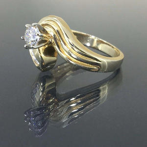 Anillo de Compromiso de Oro Amarillo con Diamantes para Mujer F1558, Corte Brillante Redondo, Diamantes Laterales de Color G Natural - Product Image 2