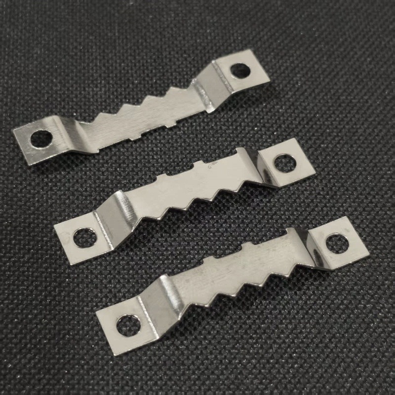 Cintre argenté à double face dentelée.