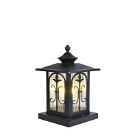 Lampe de poteau extérieure moderne avec accent décoratif en métal festonné et verre cannelé