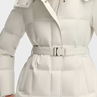 Vente en gros de manteaux longs en duvet pour femmes, couleur beige, avec ceinture, capuche en fausse fourrure, veste matelassée