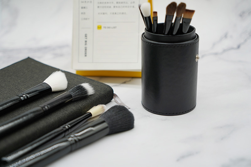 Multi Functional Creative New Pretty Waist Handle Cosmetics Kit Professional Facial Silicone Makeup Brush With Leather Case