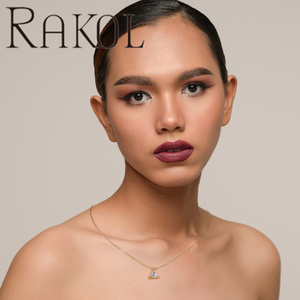 Collana Rakol NP6021 in Acciaio Inossidabile Minimalista con Triangolo e Zirconi, Placcata Oro 18K, Ciondolo Geometrico con Diamanti CZ, <span class=keywords><strong>Terza</strong></span> Collezione Donna - Product Image 6