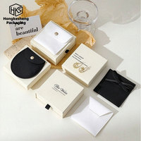 Boîte à bijoux personnalisée HKSTY populaire avec logo, 9x9x3,5 cm, avec pochette intérieure, texte noir estampé à chaud pour emballage de bracelets