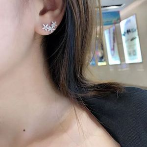 Pendientes de Diamantes Naturales Personalizados Xinfly de Oro Original de 18K con 0.5CT SI, Diseño de Tres Flores - Product Image 4