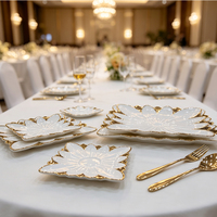 Bol en céramique de luxe à bord festonné en forme de pétales de fleurs avec bordure dorée en porcelaine blanche pour la décoration de table de mariage, d'hôtel et de restaurant