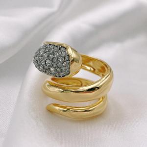 Anello Avvolgente Moderno Placcato Oro 18K per Donne, Anello a Fascia Larga Incrociata Bicolore con Cristalli, Gioiello Minimalista alla Moda - Product Image 6