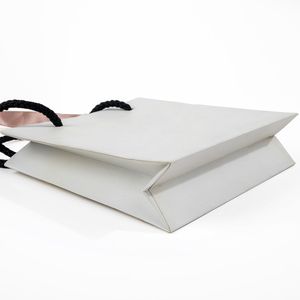 ถุงกระดาษเคลือบบรร<span class=keywords><strong>จ</strong></span>ุเครื่องประดับที่หรูหรากระเป๋าขนส่งโลโก้แบบกำหนดเองรีไซเคิลได้ - Product Image 2