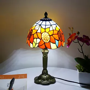 مصباح طاولة تيفاني بقاعدة من الراتينج والزجاج الملون مصباح جانبي لغرف النوم على الطراز المتوسطي
