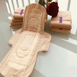 Serviettes hygiéniques en coton biologique naturel pour femmes, vente en gros, serviettes hygiéniques <span class=keywords><strong>post</strong></span>-<span class=keywords><strong>partum</strong></span> OEM pour la nuit - Product Image 2