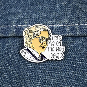Broche de personnage de dessin animé de grand-mère mignonne, badge de mode anglais, aide en route, chère épingle en émail - Product Image 6