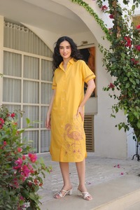 Robe en coton Flamingo jaune pour femme Robe imprimée amusante et vibrante avec tissu léger pour l'été et les vêtements de plage - Product Image 6
