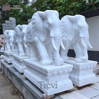 Sculpture d'éléphant grandeur nature en marbre blanc, sculptée à la main, avec trompe porte-bonheur, statue animale en pierre pour la décoration d'entrée de temple, jardin ou villa