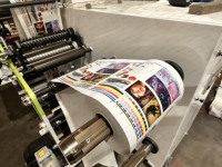 Hoge snelheid 4 5 6 kleuren smalle web UV-lijm papierrol tot rol etiket logo stickers flexo printmachine MET stansmachine