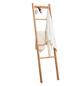 Escalera para Mantas de Madera de Haya, Soporte para Edredones de Estilo Rústico Natural de 5.3 pies con Ganchos Superiores, Estante Decorativo de 4 Barras para Mantas - Product Image 1