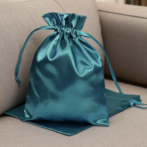 Sacs cadeaux cosmétiques en satin de soie avec cordon de serrage, personnalisés, écologiques, anti-poussière, avec logos, vente en gros - Product Image 5
