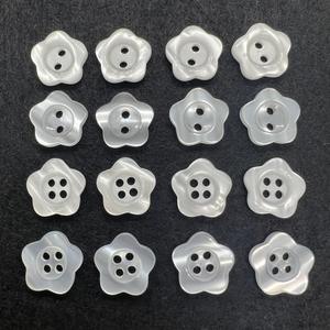 أزرار قميص راتينج بعينين! أزرار زهور بلاستيكية بيضاء شفافة للملابس من اللؤلؤ تصنيع الأزرار - Product Image 2