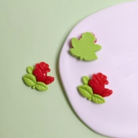 Vente en gros de cabochons 3D en forme de rose rouge avec feuilles pour coques de téléphone et art en résine