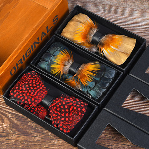 Accessori da <span class=keywords><strong>Uomo</strong></span> <span class=keywords><strong>di</strong></span> Lusso, Set <span class=keywords><strong>con</strong></span> Papillon e Spilla Fatti a Mano in Piuma per <span class=keywords><strong>Uomo</strong></span> - Product Image 1