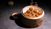 Viande végétale riche en protéines Kimchi boulette croustillante roulée végétalienne nourriture de rue coréenne épicée pour adultes