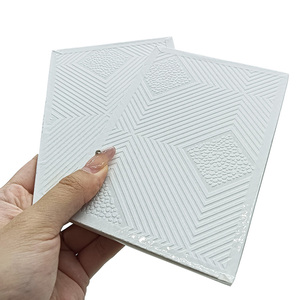Panel de Yeso Cuadrado Perforado Artístico Recubierto de Vinilo PVC Blanco de 7 mm para Techo Falso con Rejilla de Techo - Product Image 2