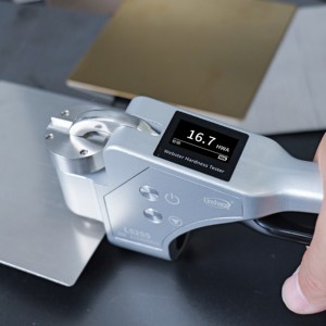 Durómetro Portátil LS255 con Aplicación Móvil para Medición de Dureza de Perfiles de Aluminio Ultrafinos - Product Image 1