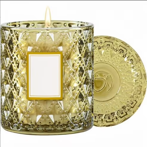 Mezcla <span class=keywords><strong>de</strong></span> <span class=keywords><strong>Cera</strong></span> <span class=keywords><strong>de</strong></span> Soya Premium en un Exquisito Recipiente <span class=keywords><strong>de</strong></span> Vidrio con Textura Dorada y Tapa a Juego, con una Fragancia Lujosa y Duradera - Product Image 1