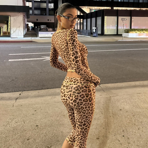 ชุดเซ็ตเสื้อครอปพิมพ์ลายเสือดาวสไตล์ Y2K สำหรับผู้หญิง เซ็กซี่ กระชับรูปร่าง กางเกงขาสั้นเอวต่ำระดับกลางต้นขา ผ้าถักยืดหยุ่น ระบายอากาศได้ดี เป็นมิตรกับสิ่งแวดล้อม - Product Image 6