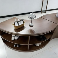 Meuble d'îlot de présentation de détail personnalisé, table de présentation de marchandises en bois courbé avec étagères de rangement ouvertes pour magasin de vêtements