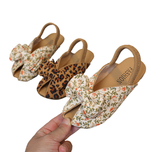 รองเท้าส้นเตารีดสไตล์เรโทรสำหรับเด็กผู้หญิง ลายเสือดาว โบว์น่ารัก หนัง PU แบบสวม ปิดนิ้วเท้า ครึ่งส้น ลายดอกไม้ สำหรับใส่กลางแจ้ง - Product Image 4