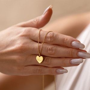 Collana Personalizzata Jietao con Lettera Firma e Cuore Inciso, Gioiello Commemorativo 'Amo la Mamma', Regalo per la Festa della Mamma, Ipoallergenico - Product Image 2